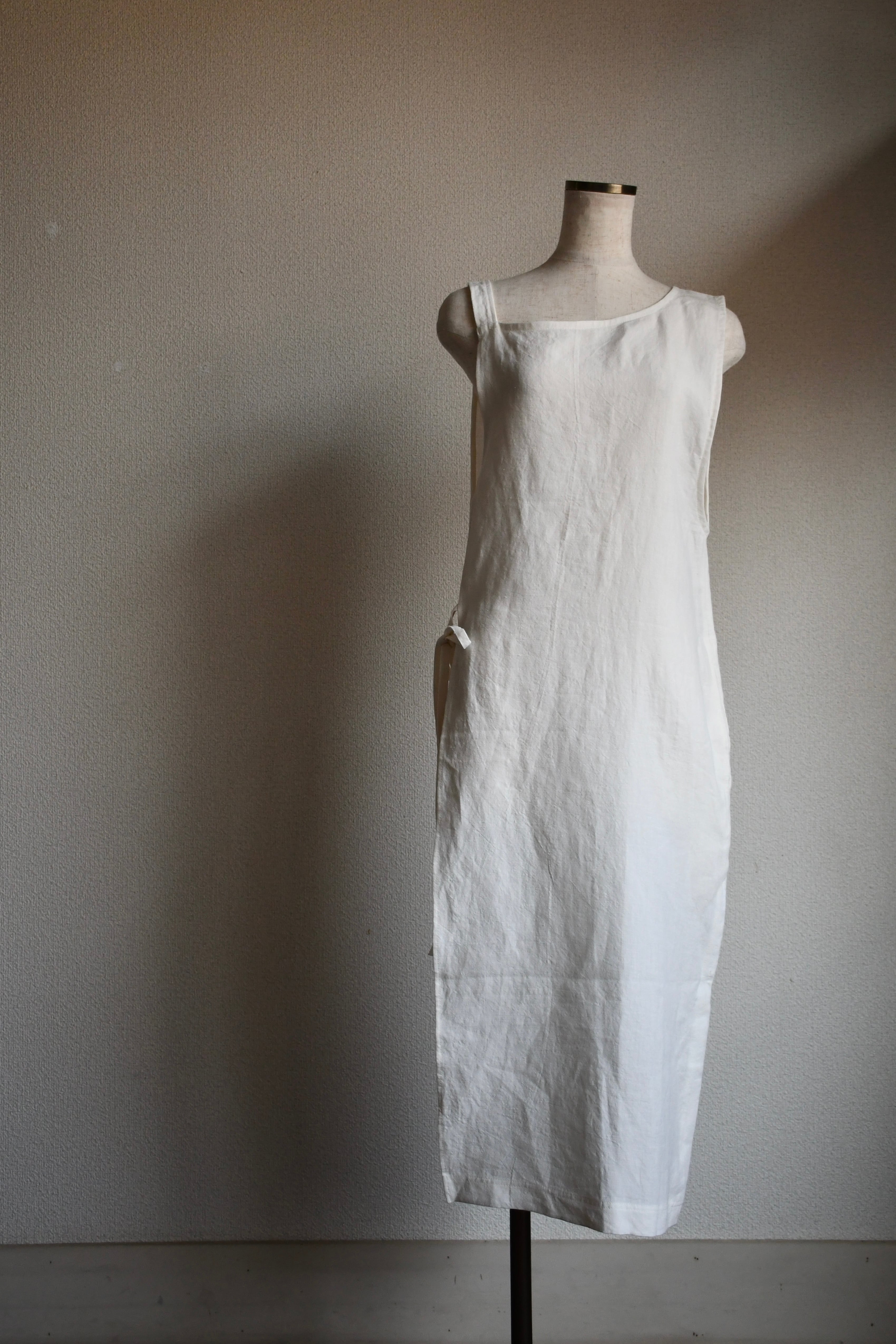 asymmetry apron op col:White