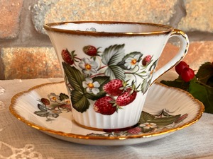 ソールズベリー　白い花といちごのカップ＆ソーサー　（１９６１〜１９７２）