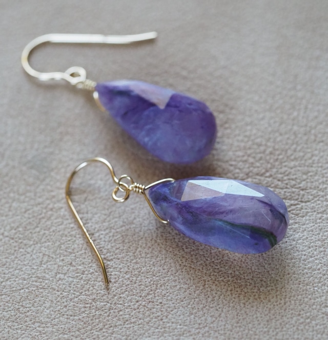 ☆高品質ロシアンパープルチャロアイト Russian Charoite☆14kgf☆フックピアス・イヤリング