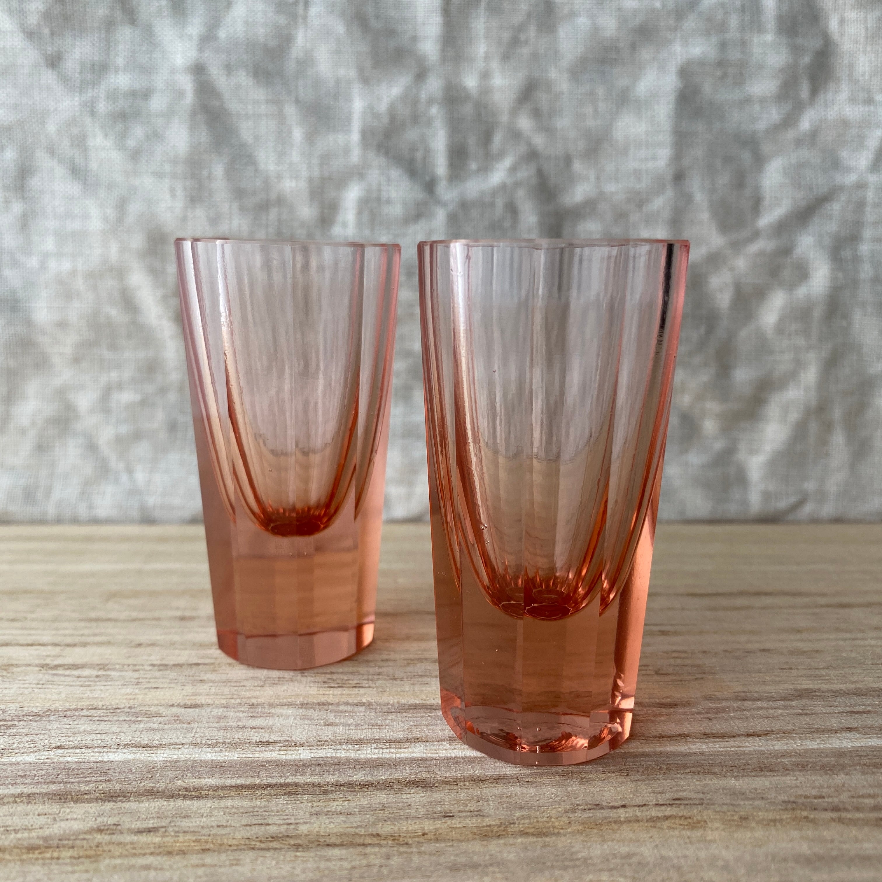 レトロモダンなサーモンピンクのショットグラス | むかしのうつわ 迦史庵