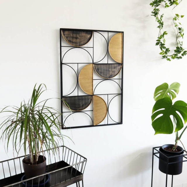 ブラック＆ゴールドの幾何学アイアンウォールアート｜モダンな壁飾り（幅52×高77.5cm）