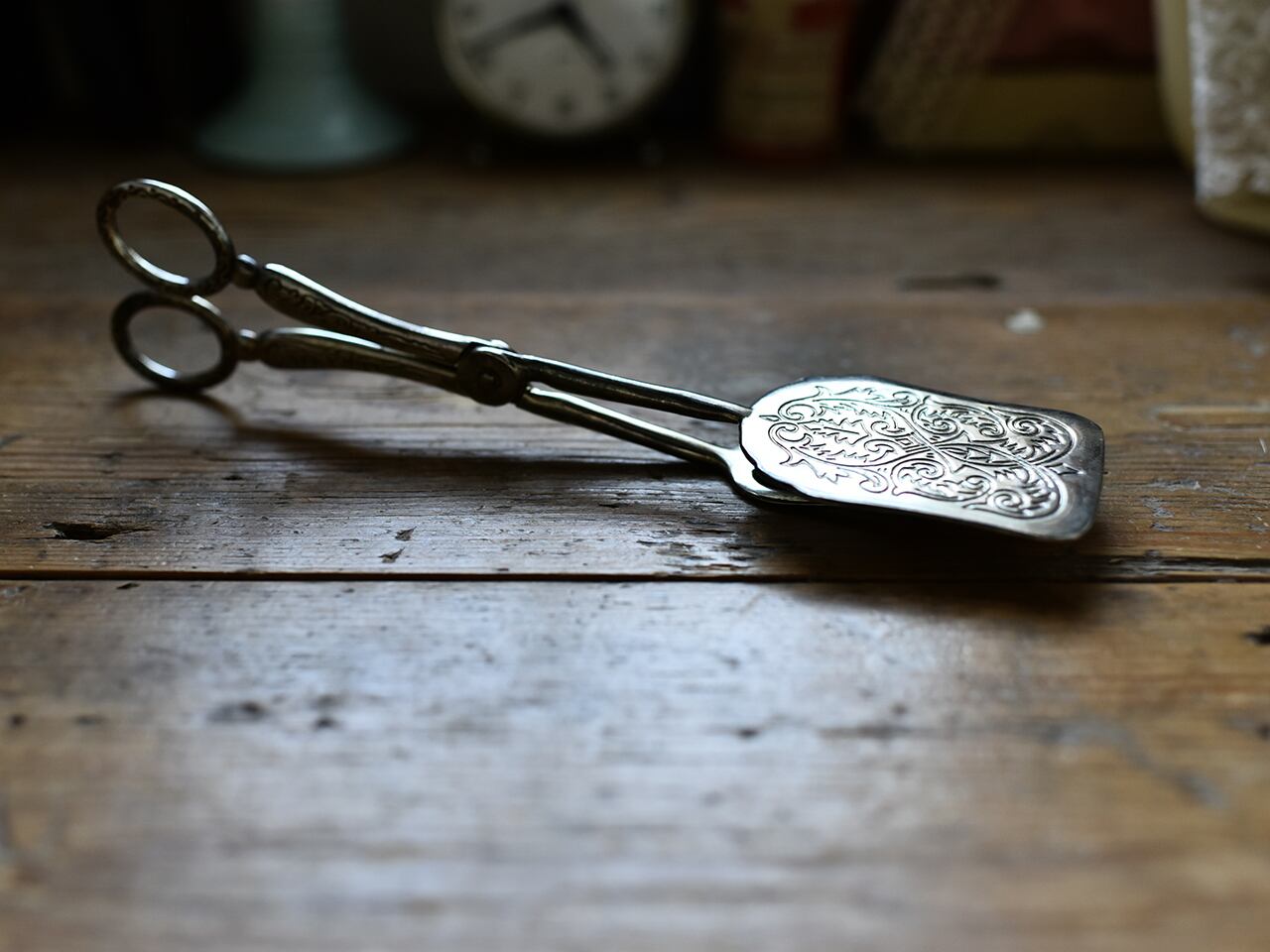 装飾が素敵なサーバートング(C) フレンチブロカント