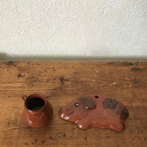 オーナメントと小さな陶器
