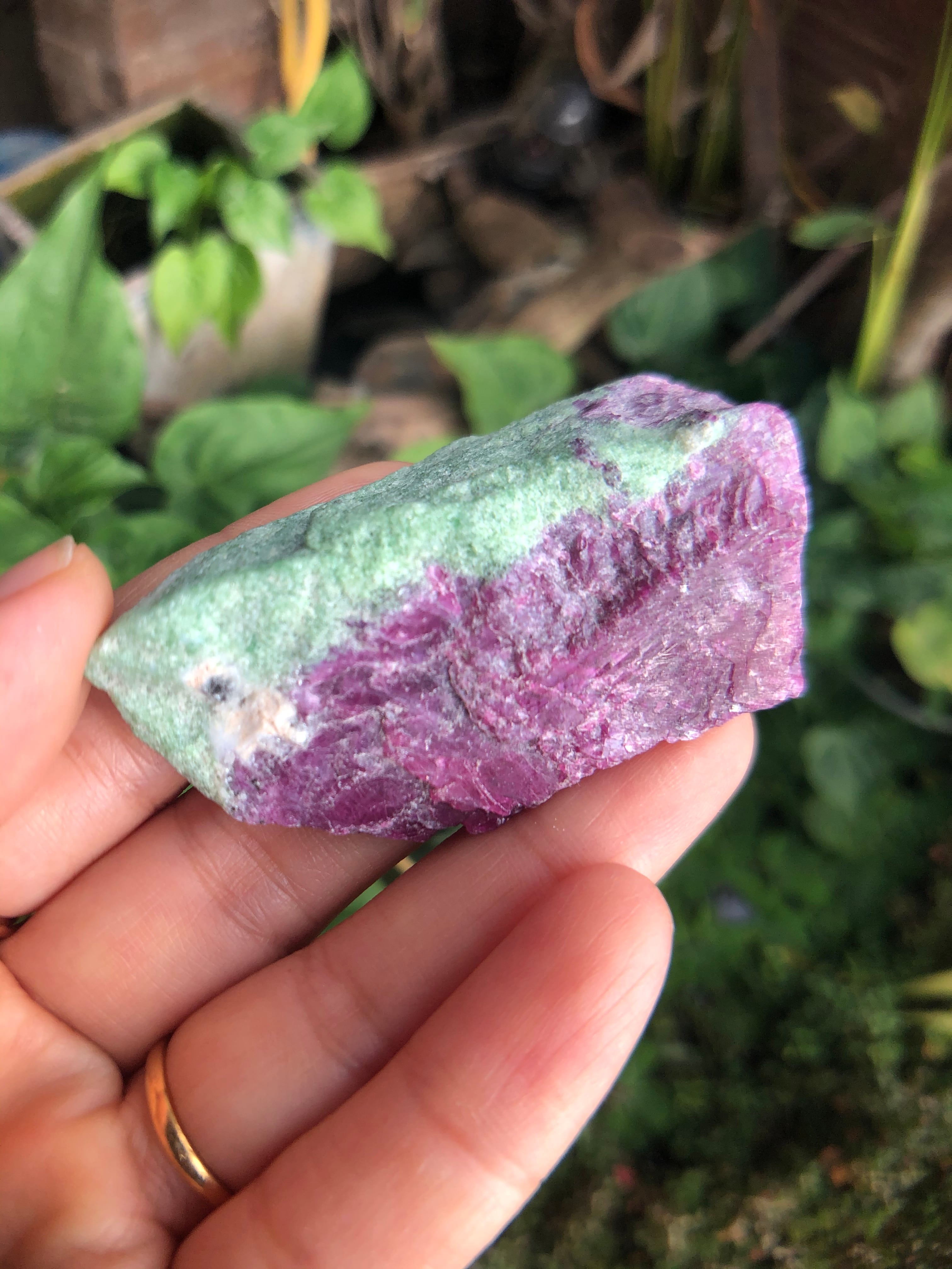 ルビーインゾイサイト原石 rur001 | Funky garuda Stone (ファンキー