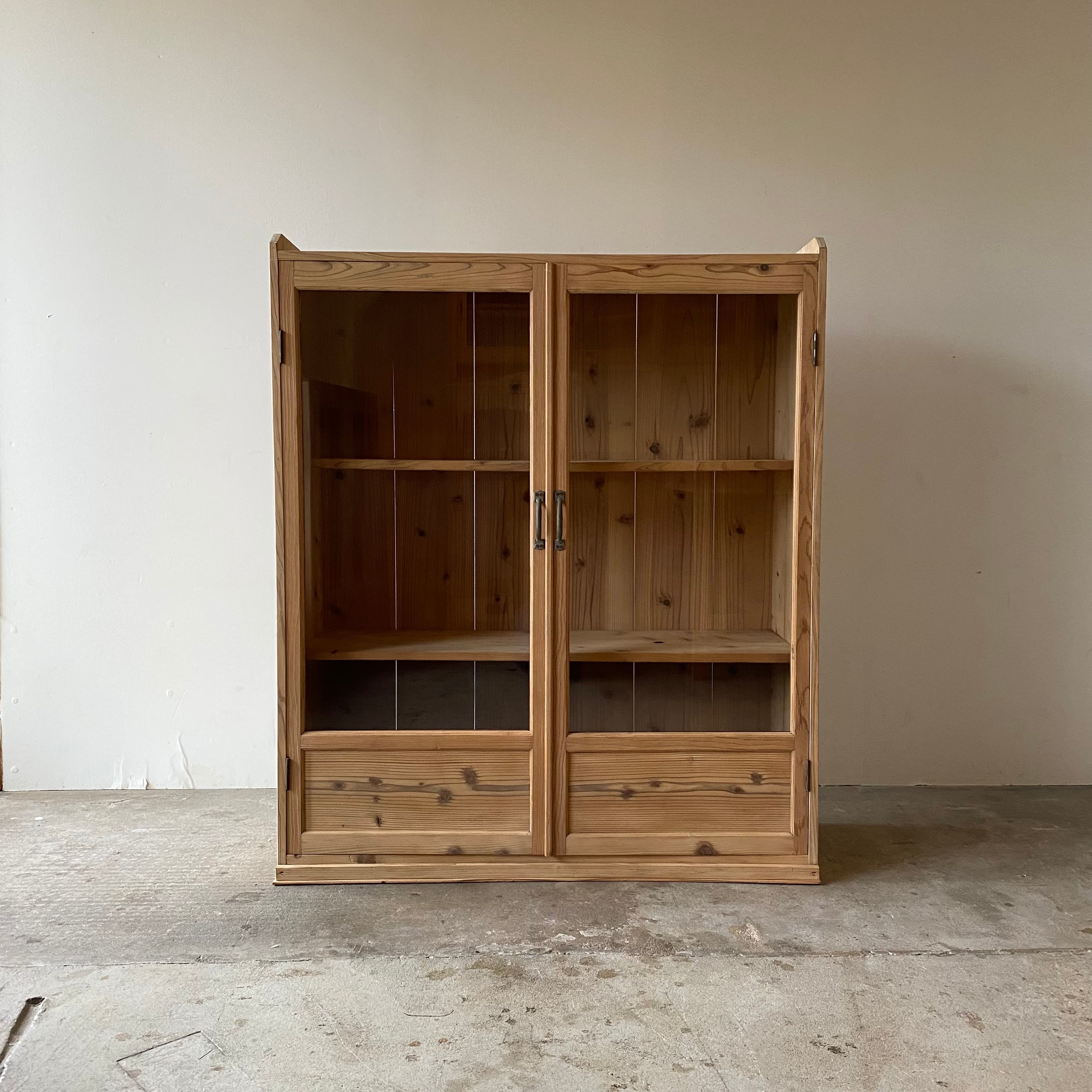 ガラス扉のキャビネット　収納棚　本棚　0838