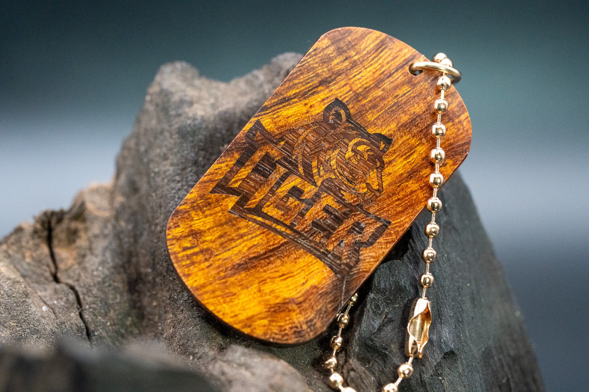 ※【砂漠の宝石】デザートアイアンウッド 縮杢 ドッグタグ 象嵌 TIGER