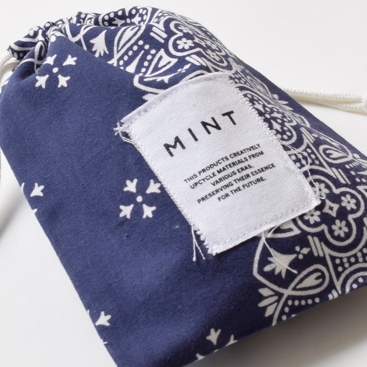 MINT ヴィンテージバンダナ クロスデザイン 巾着ポーチ ネイビー Sサイズ