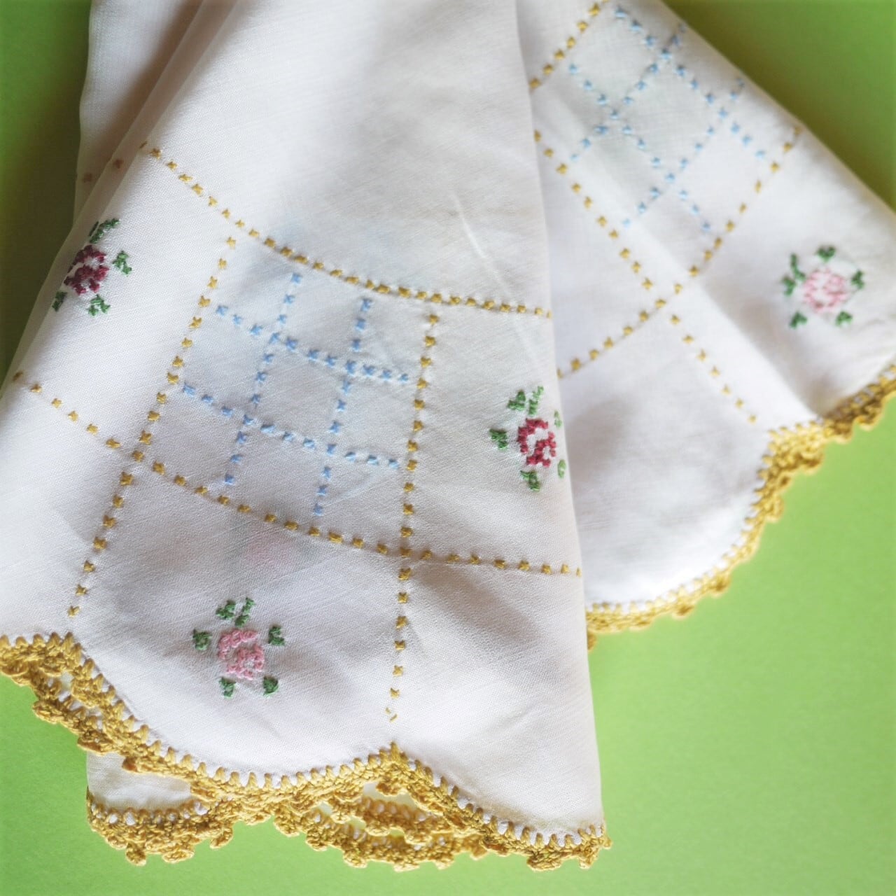 刺繍のテーブルクロス 円形 イエローレース