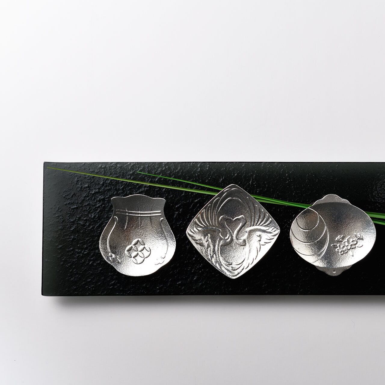 縁起物をモチーフにした錫製の皿》福楽まめ皿3枚セット（向鶴／宝袋