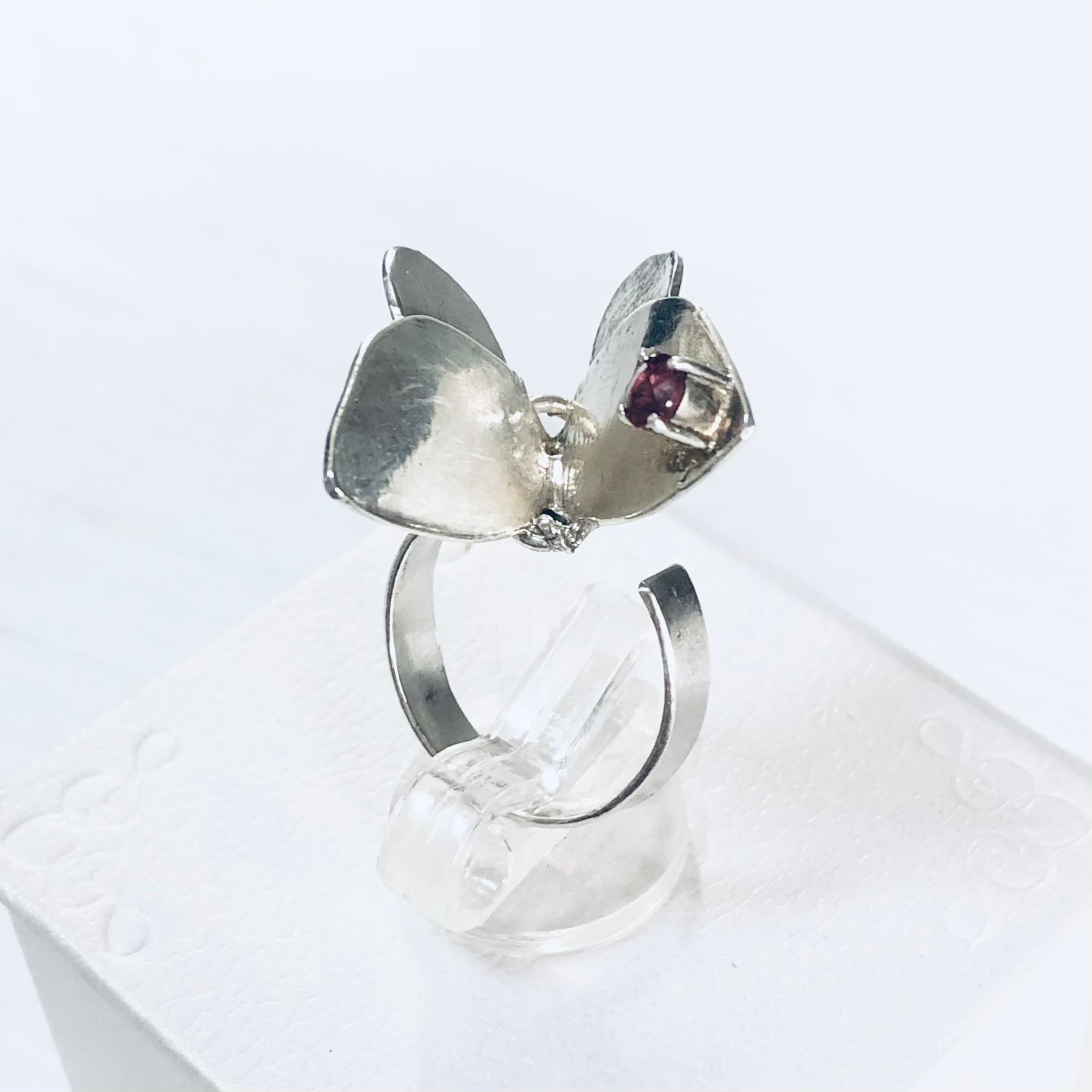 Psyche/モンシロ蝶のシルバー製リング(ロードライトガーネット) | Eden gemstone-Jewelry powered by BASE