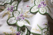 残2 フランス 42c 菫とミモザと小さな薔薇と刺繍クロスa アンティーク