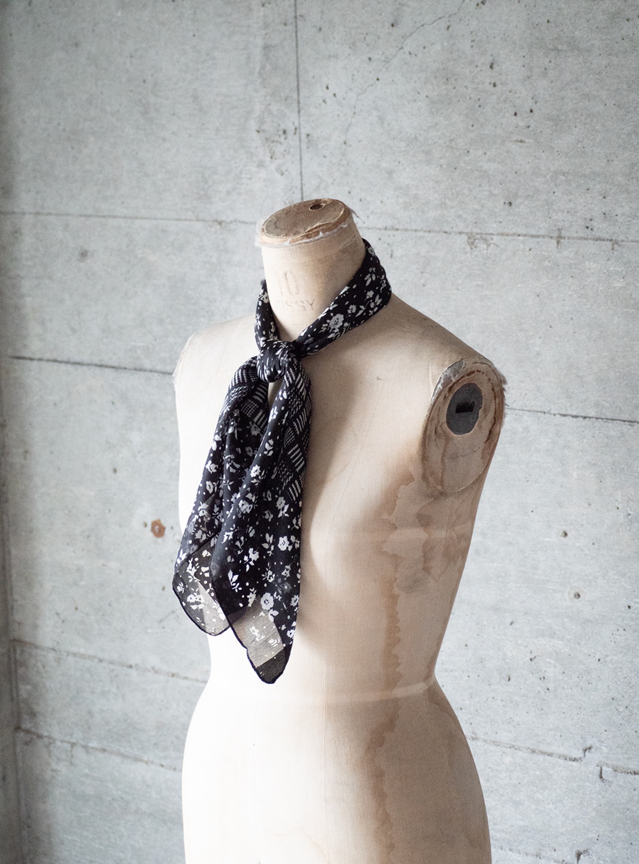 unknown used floral and houndstooth pattern polyester scarf