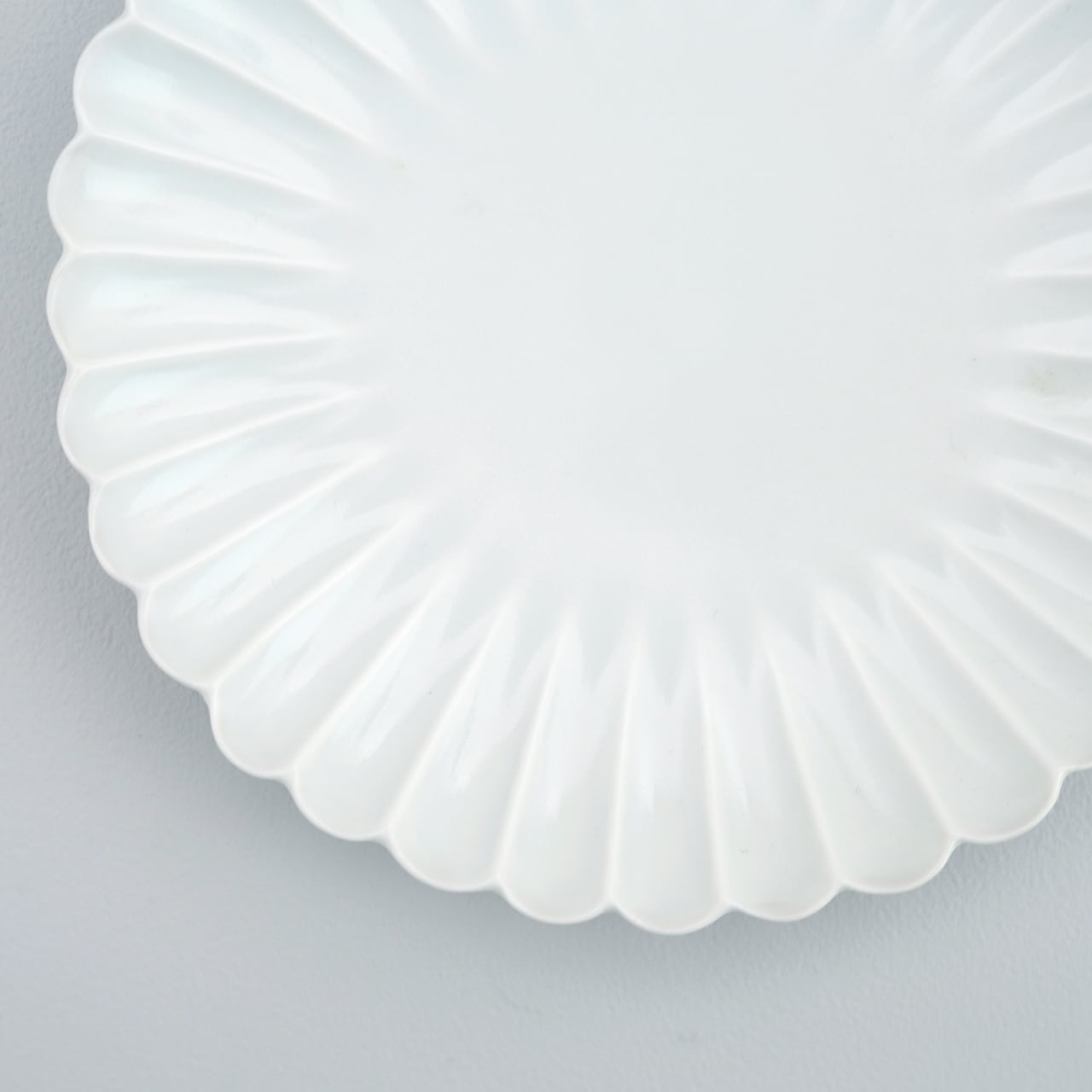 白マット菊彫り 5寸皿 (15cm) | plato 田中陶器店 │ 有田焼・伊万里焼