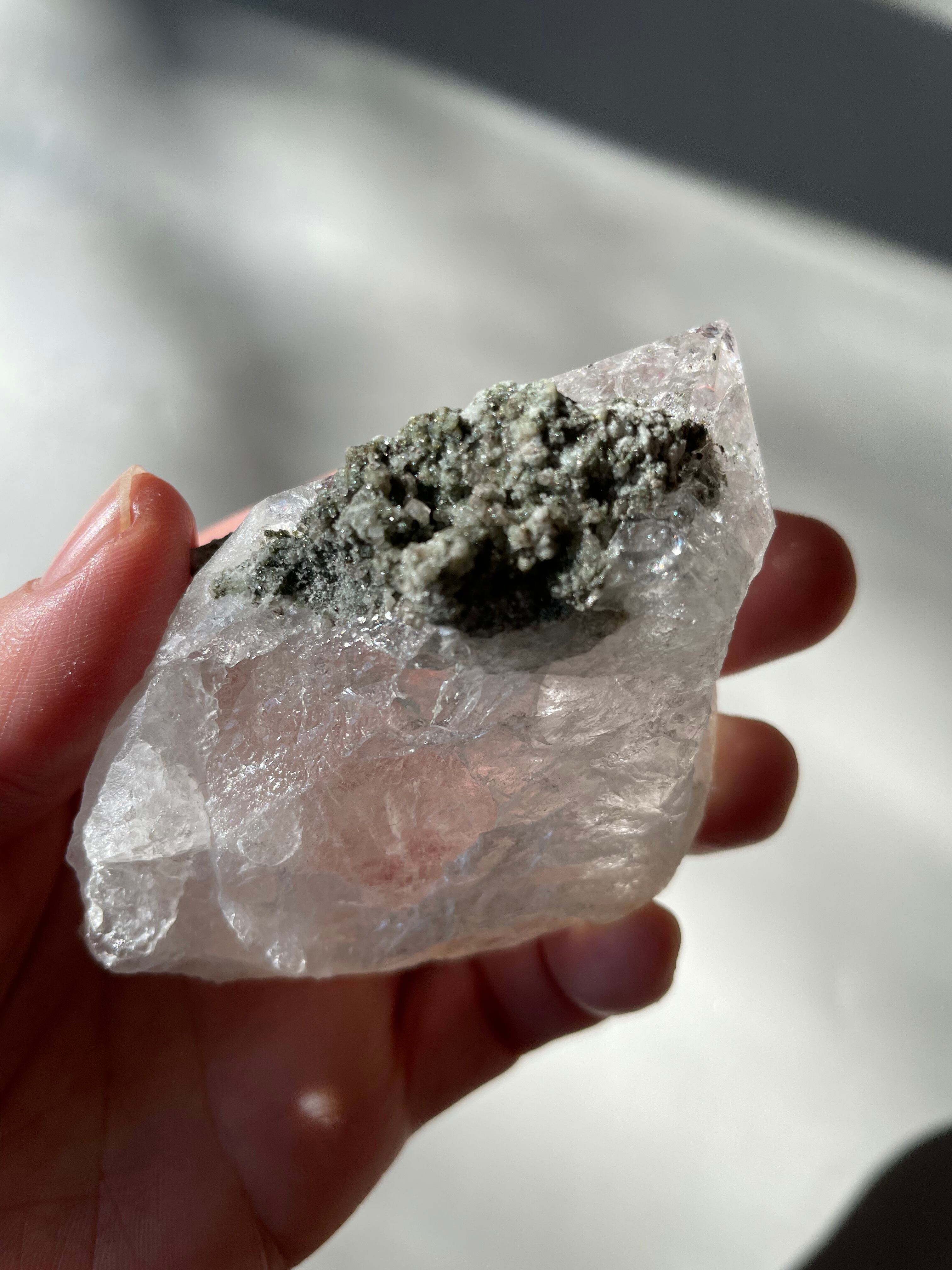 パキスタン　ギルギット　スカルドゥ産　ヒマラヤ水晶　マイカ　クローライト　虹