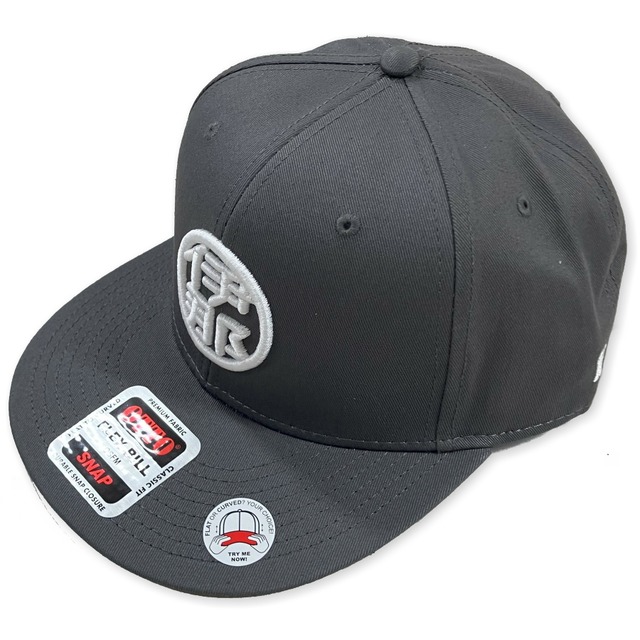 【INACITY APPAREL】フラットバイザーキャップ スナップバック チャコールグレー　漢字