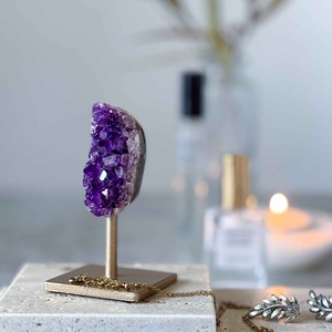 アメジスト スタンド付き 1560（ゴールド）【送料無料】｜Amethyst on Iron Stand – Uruguay