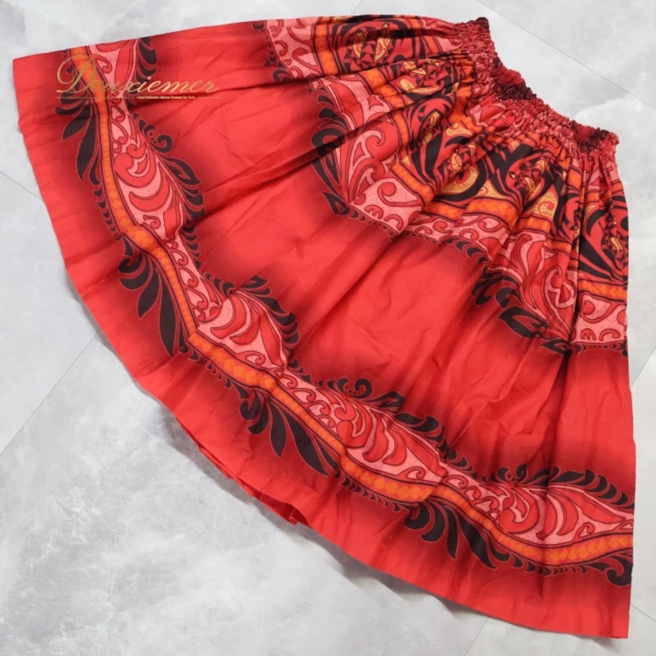 フラダンス 衣装 パウスカート レッド系 シングル カヒコ柄 ツーカラー シンプル かわいい 華やか 鮮やか 明るい 目を引く 赤 黒 ハワイアン アロハ ハワイアンプリント フラ ダンス レッスン 練習 ブラック系 リゾートスタイル パーティー おしゃれ