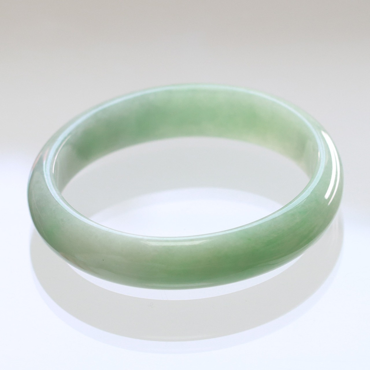 【内径 約52mm×47mm 】グリーンアップルのような色が魅力的バングル A貨翡翠 jd_bg1241