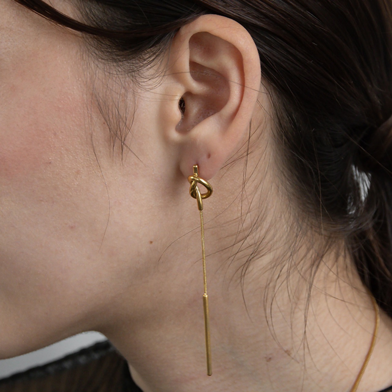 【ネコポス便】ピアス ロングピアス レディース 結び目 ノット モチーフ 揺れる 縦長 チェーン ゴールド シルバー 大ぶり 華奢見え きれいめ 大人 上品 カジュアル フォーマル  2427