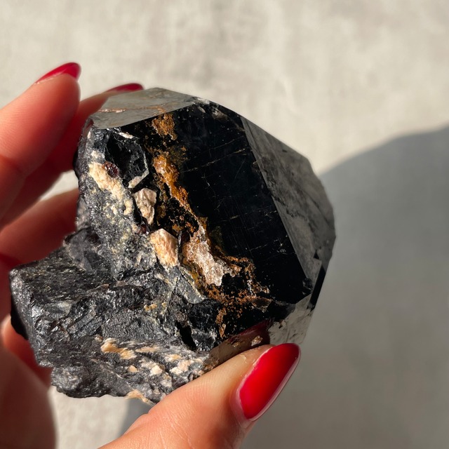 完全不透過の真っ黒モリオン原石｜中国産｜アルバイト共生｜天然ブラッククォーツ