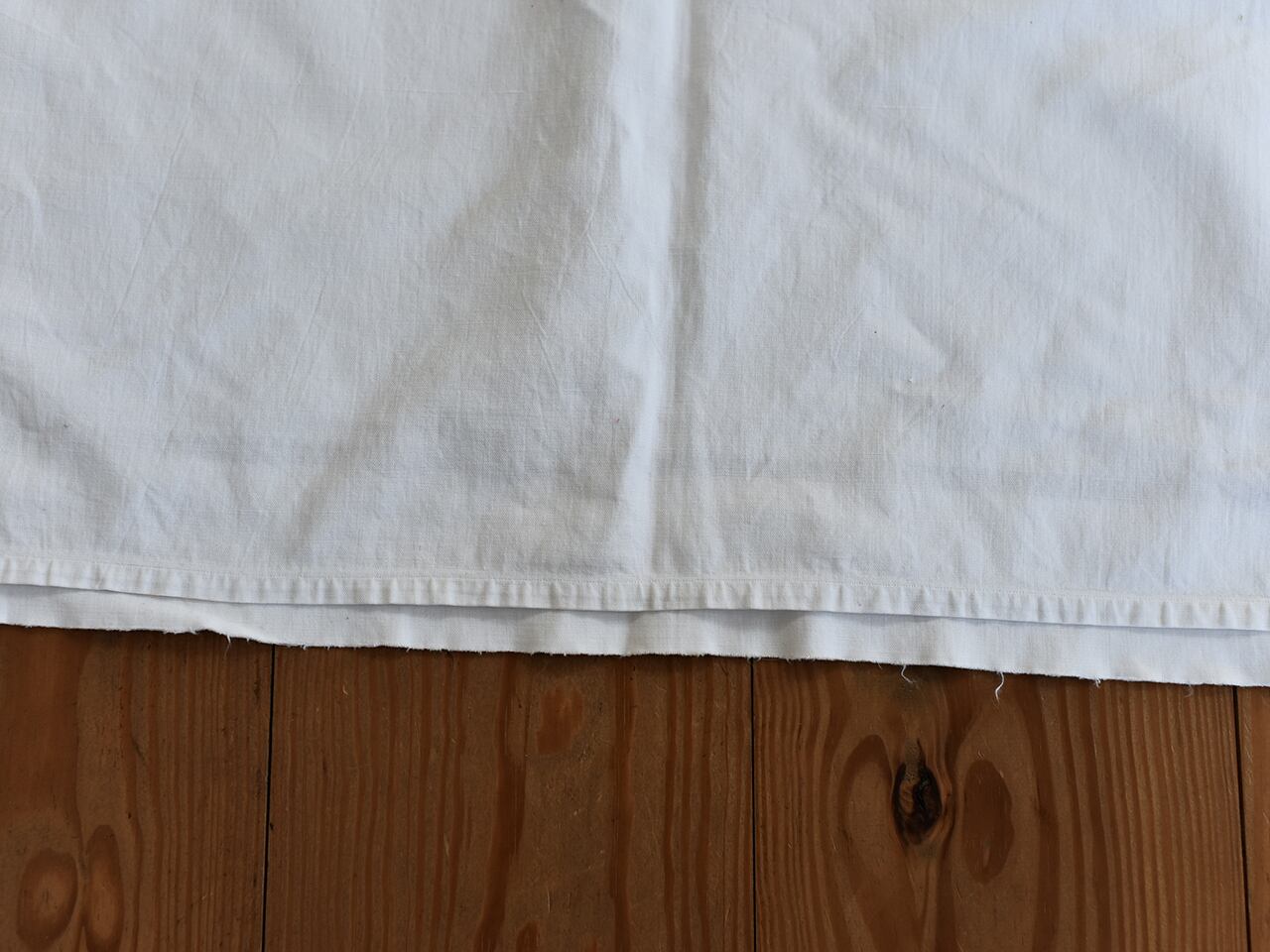 白地にイニシャルが入った裾模様が可愛いリネンシーツ *フレンチアンティーク