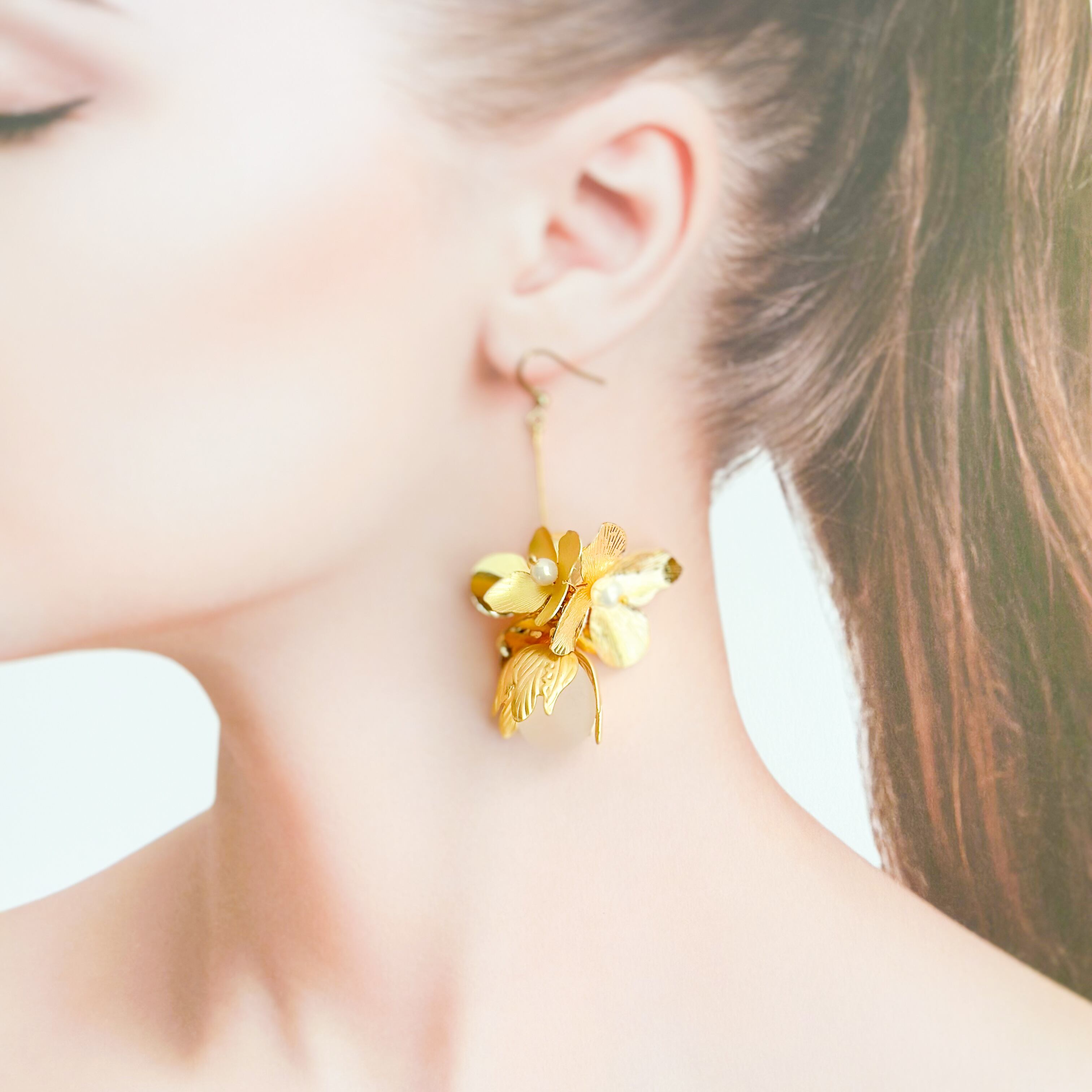 No.350ハンドメイドピアス　マットゴールドフラワー　ロング　チタンピアス No.350ハンドメイドピアス マットゴールドフラワー ロング チタン