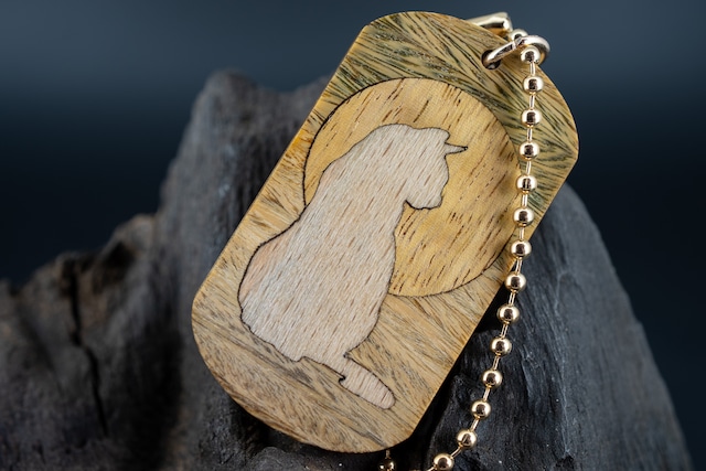 【翡翠の木】 パロサント ドッグタグ 木象嵌 横を向く上品な猫