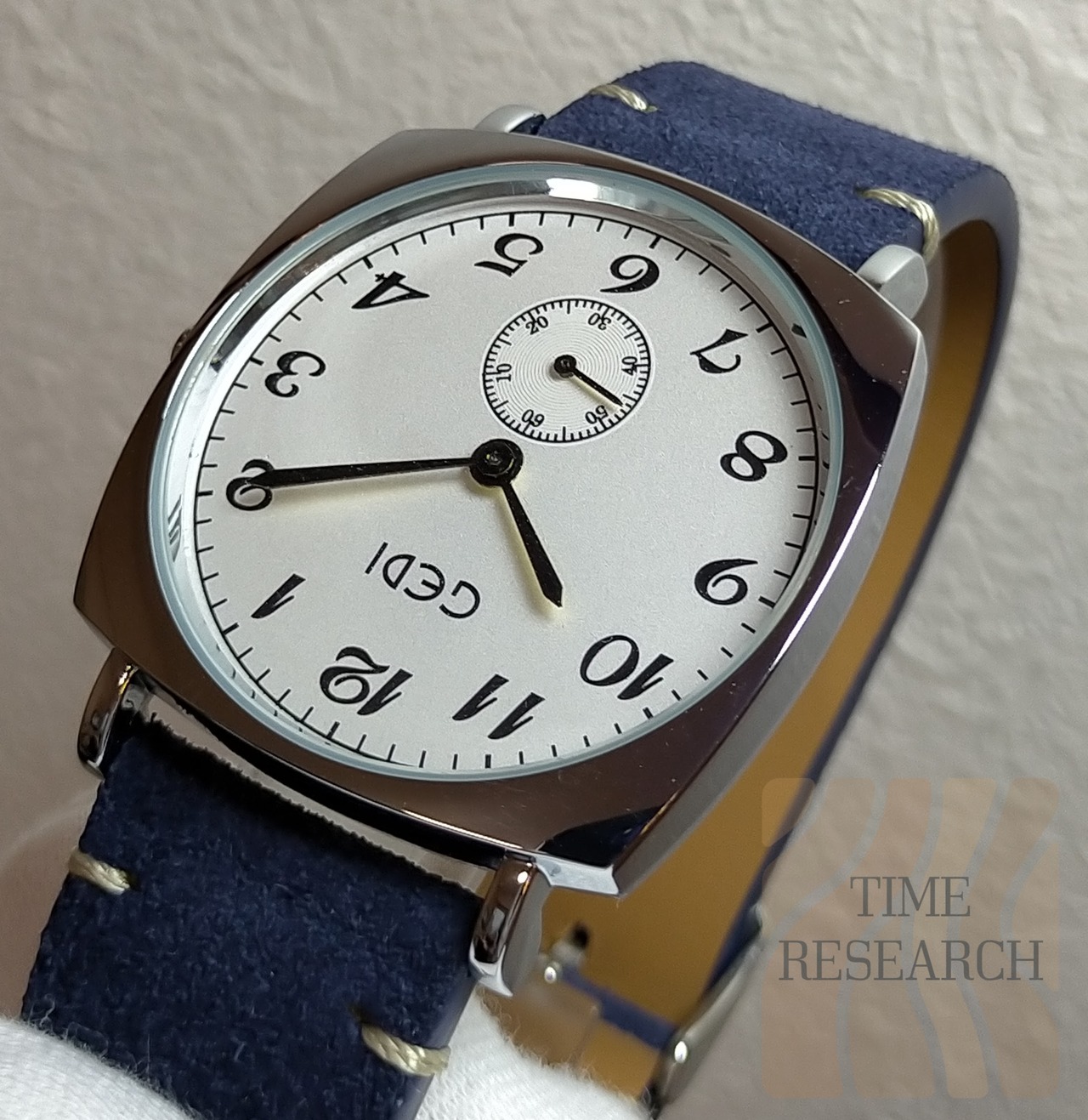 レトロとモダンが調和【クッション型ケース×スモールセコンド/新品 