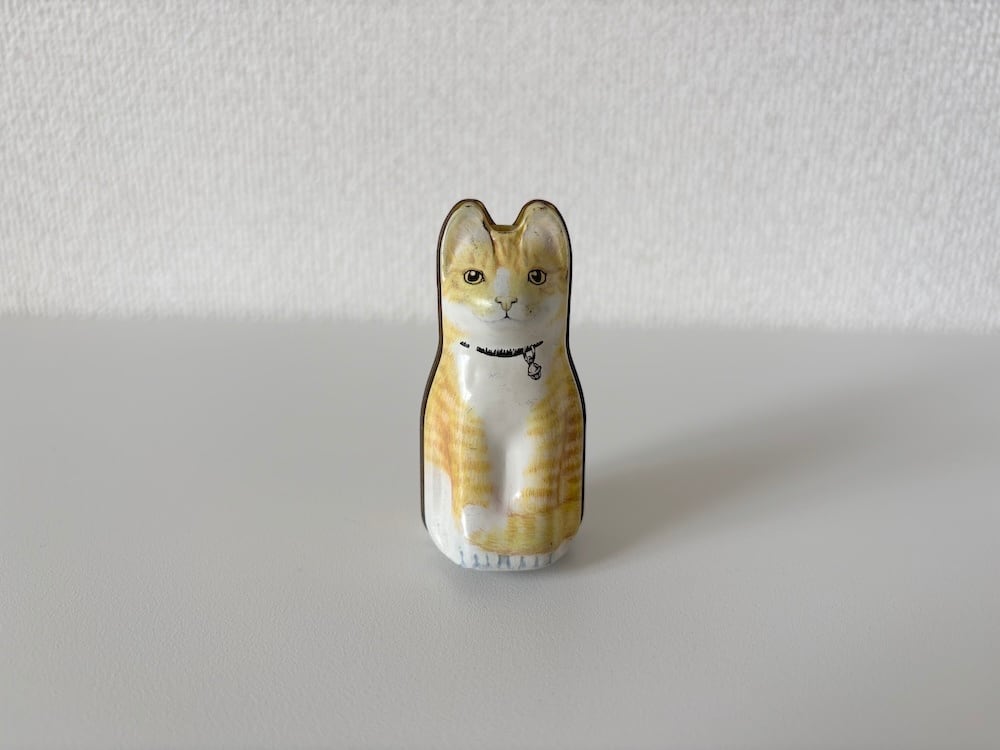 【ENGLAND】猫の形の小さな缶 "魚の骨" / Small cat-shaped tin "Fish Bone"