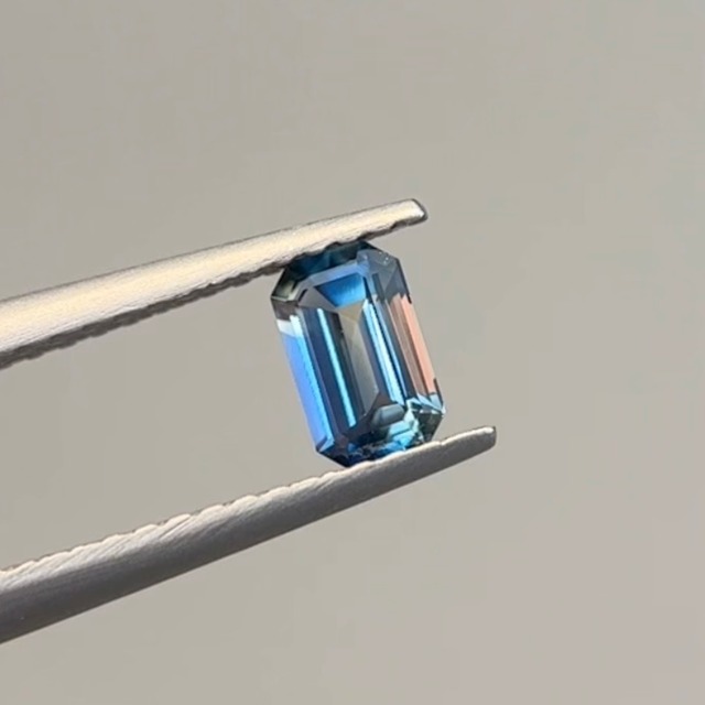 非加熱グラデーションカラーサファイア エメラルドカット 5.5x3.5mm, 0.40ct, マダガスカル産