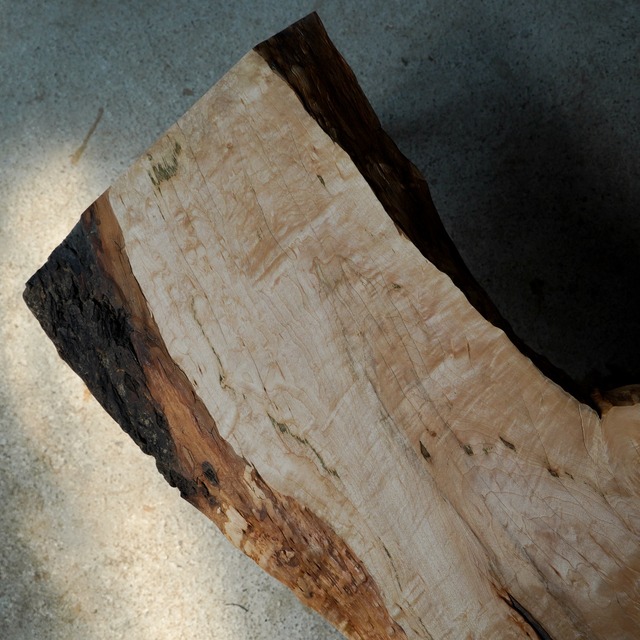 楓の一枚板テーブル シンプルかつコンパクトサイズ