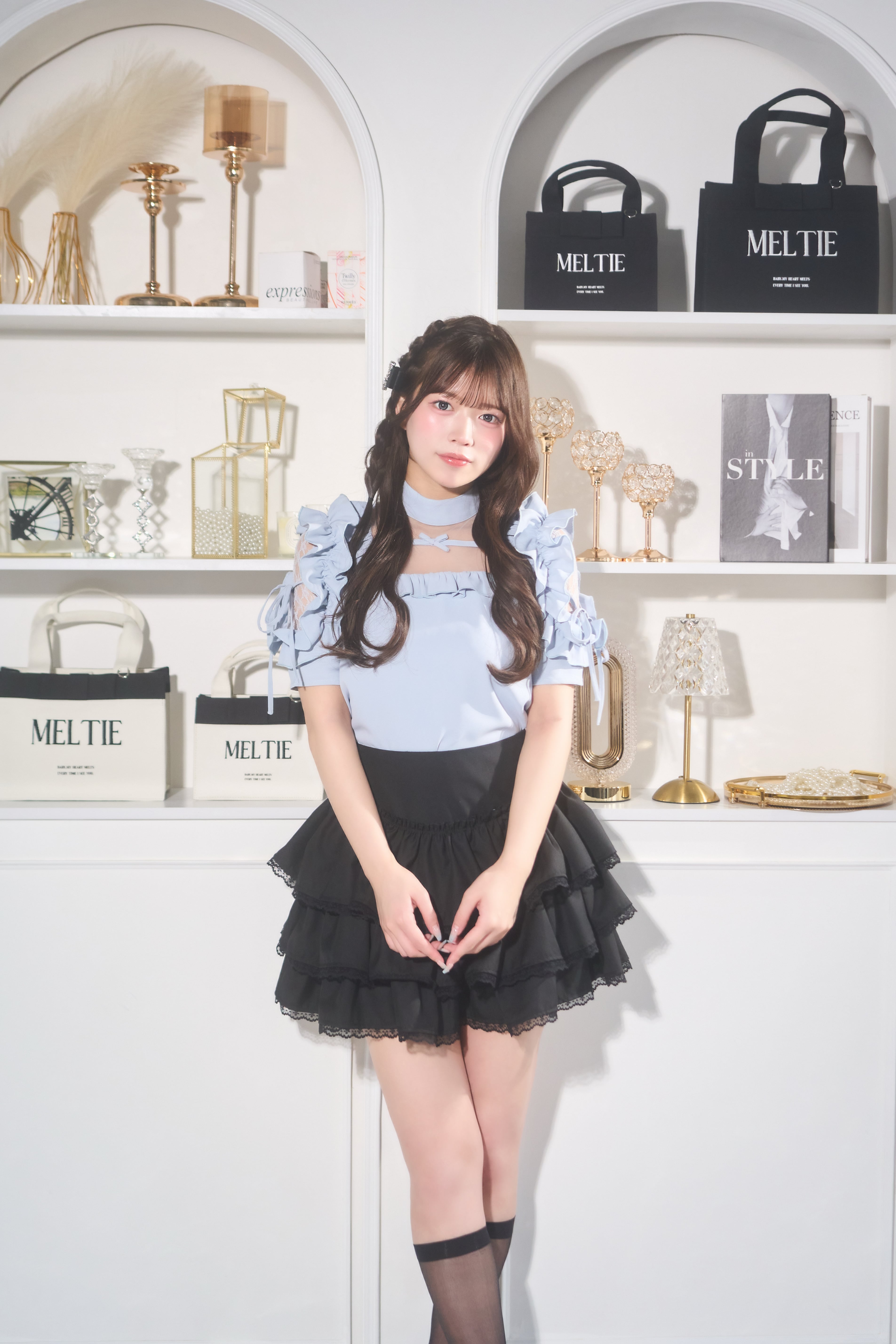 きらきらショルダーフリルブラウス