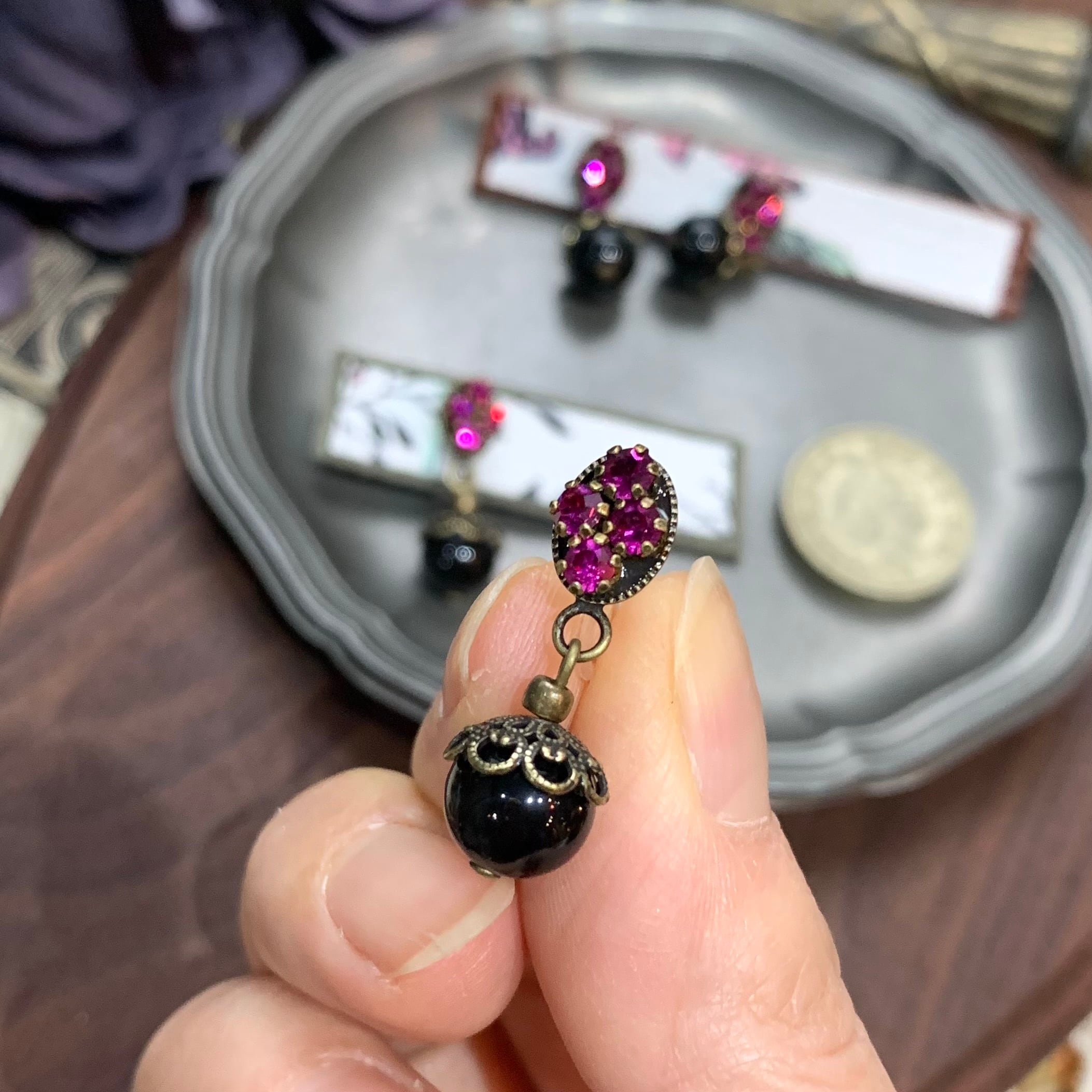 ブラックオブシディアンのシンプル三角ピアスチタンポスト