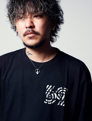 69スラッシュ Tee／Black