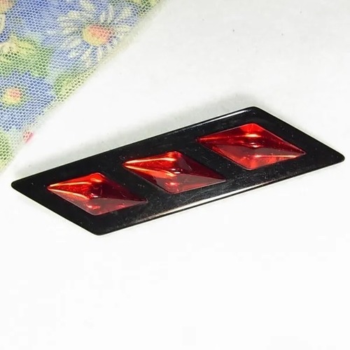 ブラック・レッドプラスティックブローチ  　ヴィンテージアクセサリーのセール通販　11408B