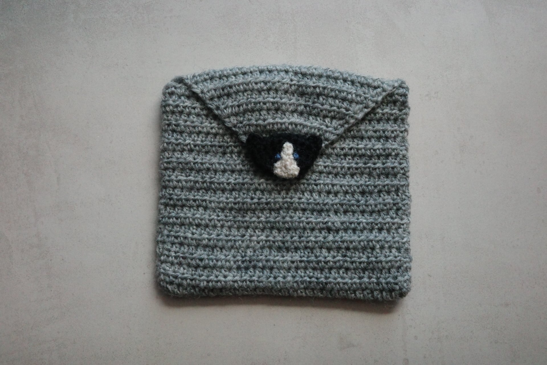 ハチワレ猫のミニポーチ・グレー(11×10cm)