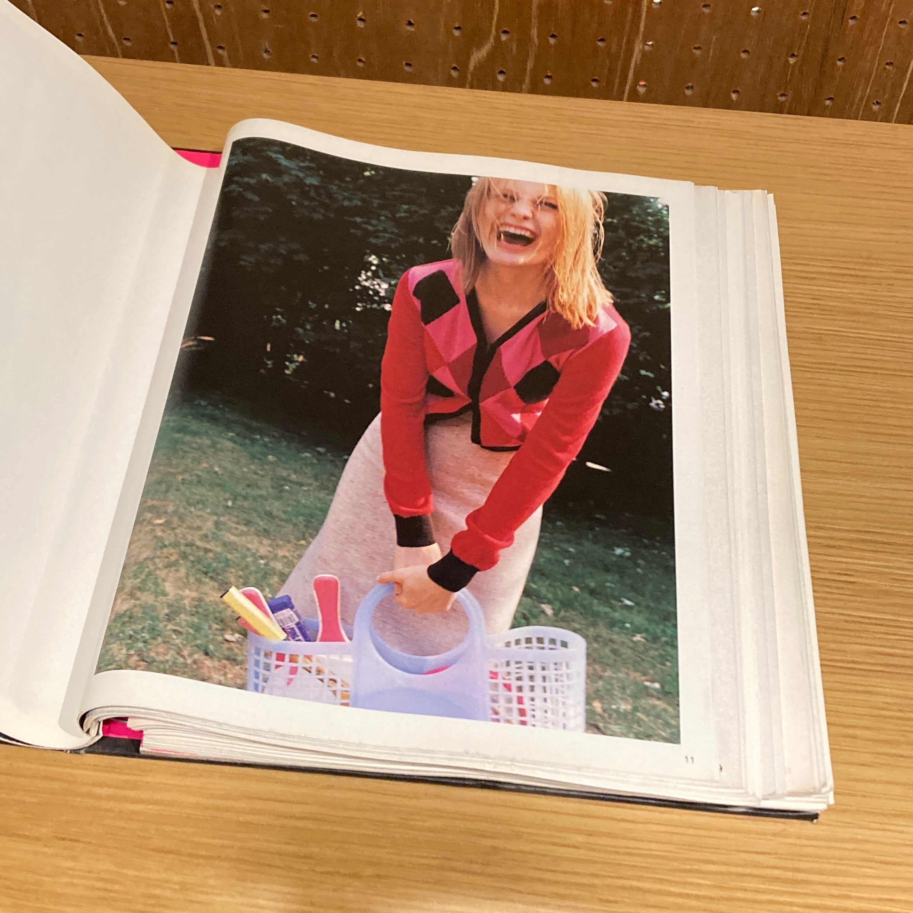 pamela hanson ファッションフォト　写真集　girls Girls by Pamela Hanson: Used Hardcover Assouline Publishing