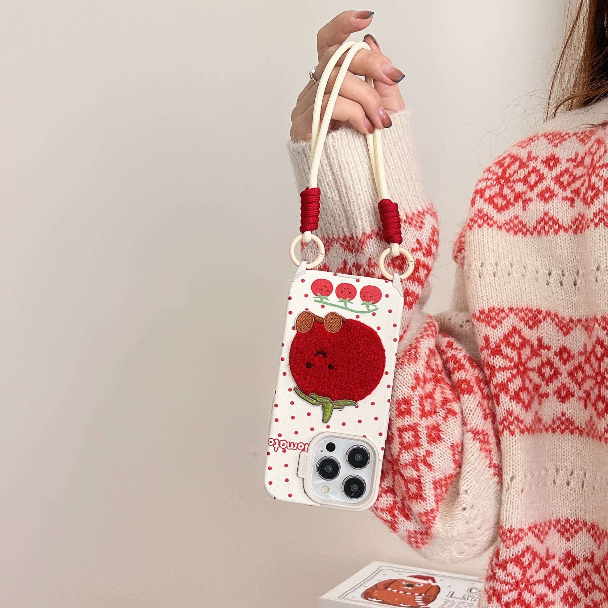 トマト 刺繍 iphone 17 16 15 14 13 ケース 可愛い ハンドストラップ