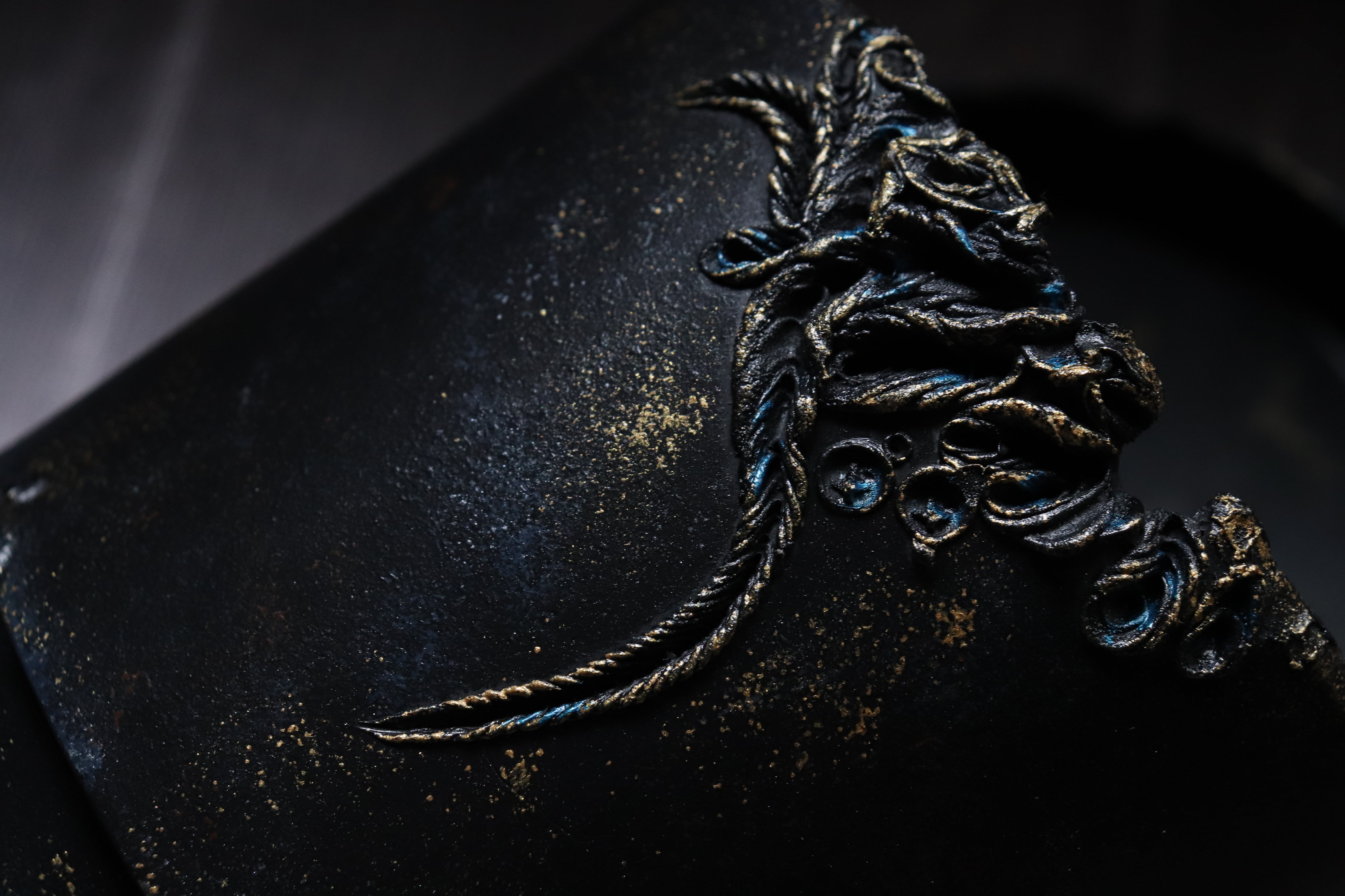 spiral_pot <black> +saucer size=M "gold flake/blue accent"