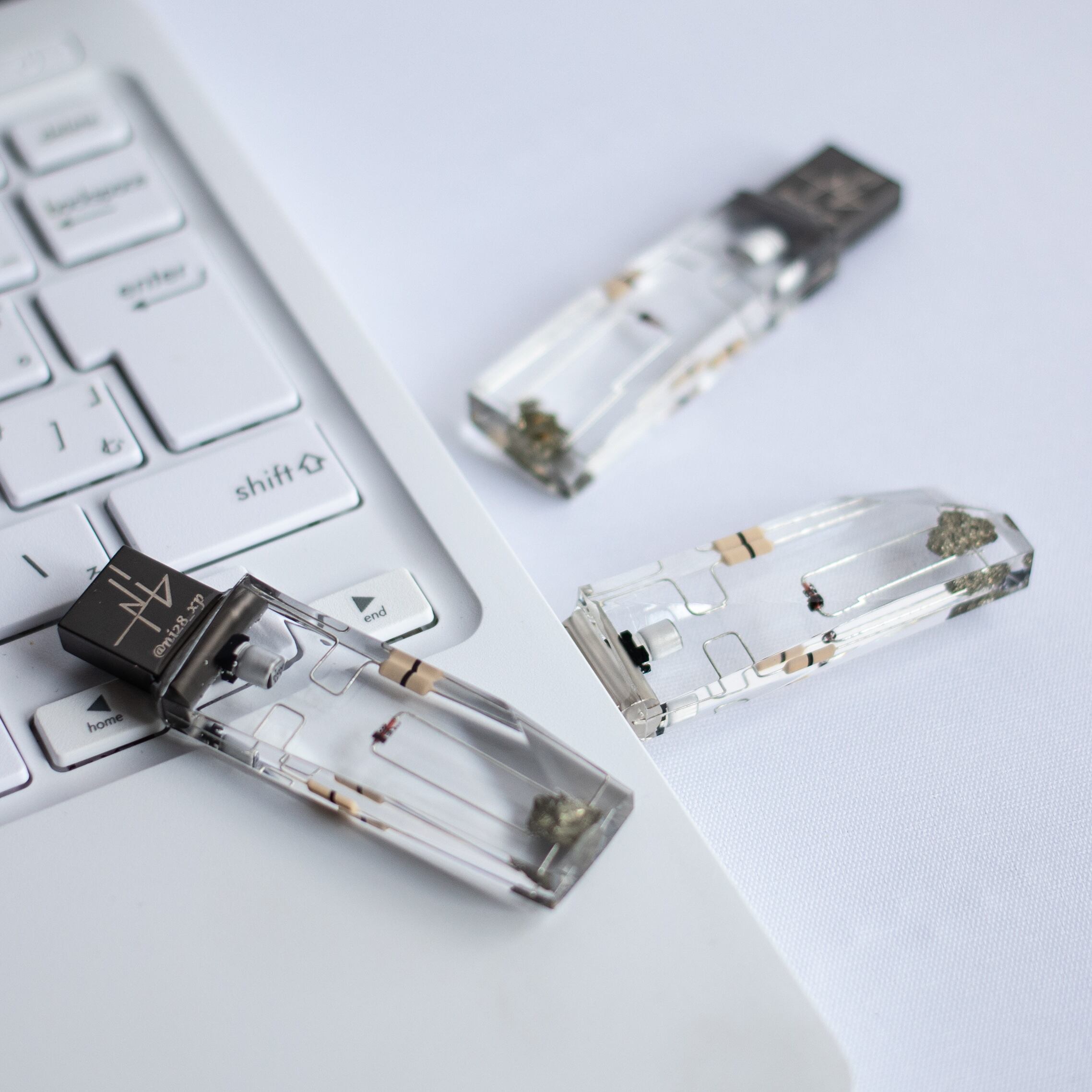 鉱石メモリ(64GB) ore USB memory stick 「鉱石」に記録する謎のUSB