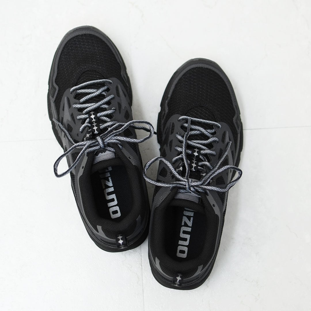 ウメ MIZUNO WAVE RIDER1 BLACK（ミズノ ウエーブ ライダー 1-ブラック