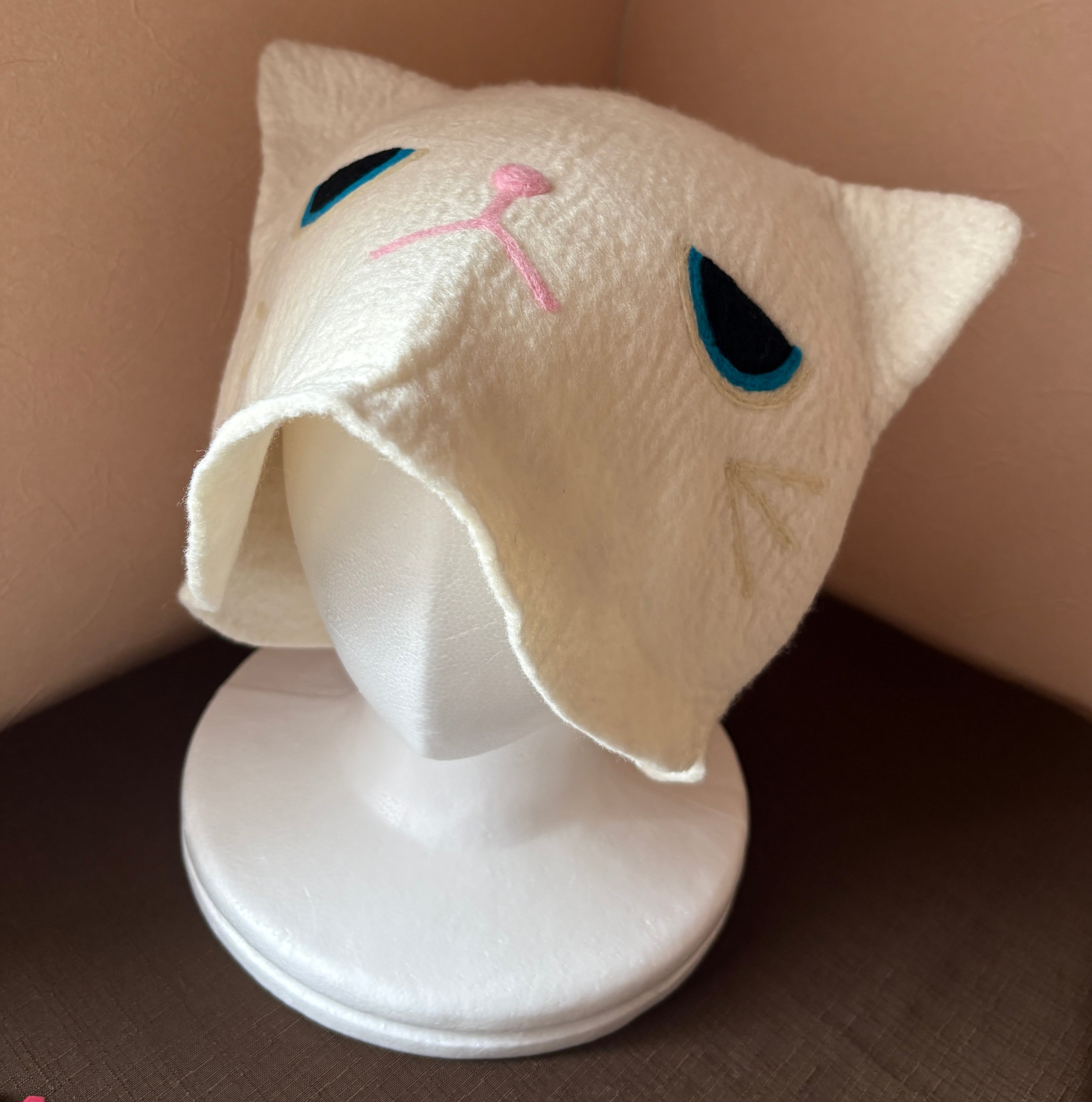 サウナハット 怒った顔の白ネコちゃん 少し大きめ | サウナモンスター