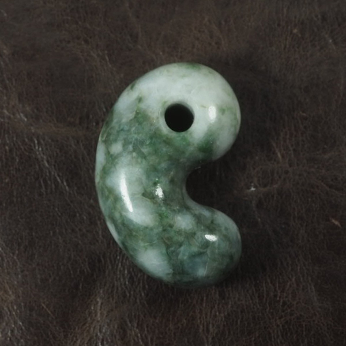 糸魚川翡翠 圧砕 まがたま 勾玉 17.2 g Itoigawa crushed Jadeite Magatama | URUWA 工房 うるわ