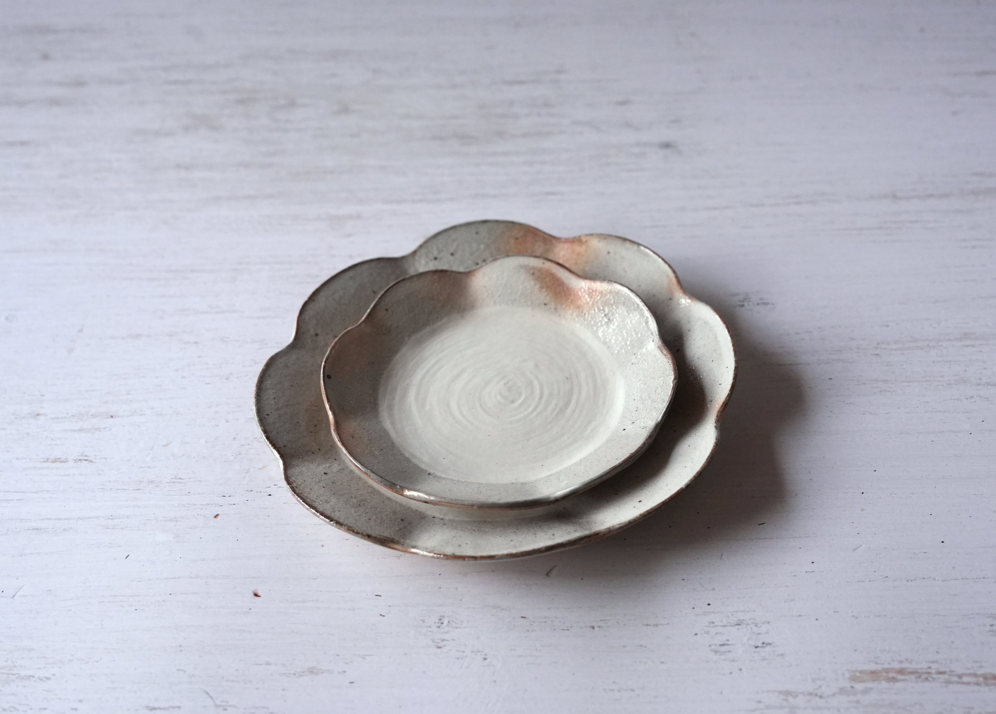 渕荒粉引 輪花皿 中 | 古谷製陶所
