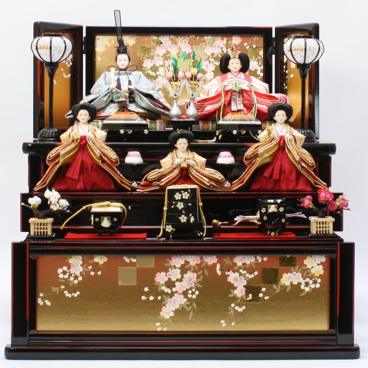 雛人形|ひな人形|初節句|コンパクト|おしゃれ|モダン|インテリア|プレミアム|こだわり|おすすめ|《商品名》衣装着五人飾り 収納三段(引出タイプ)黒赤 曙流水桜〔商品コード〕30220-0738-1〔品番〕24-738-BOT