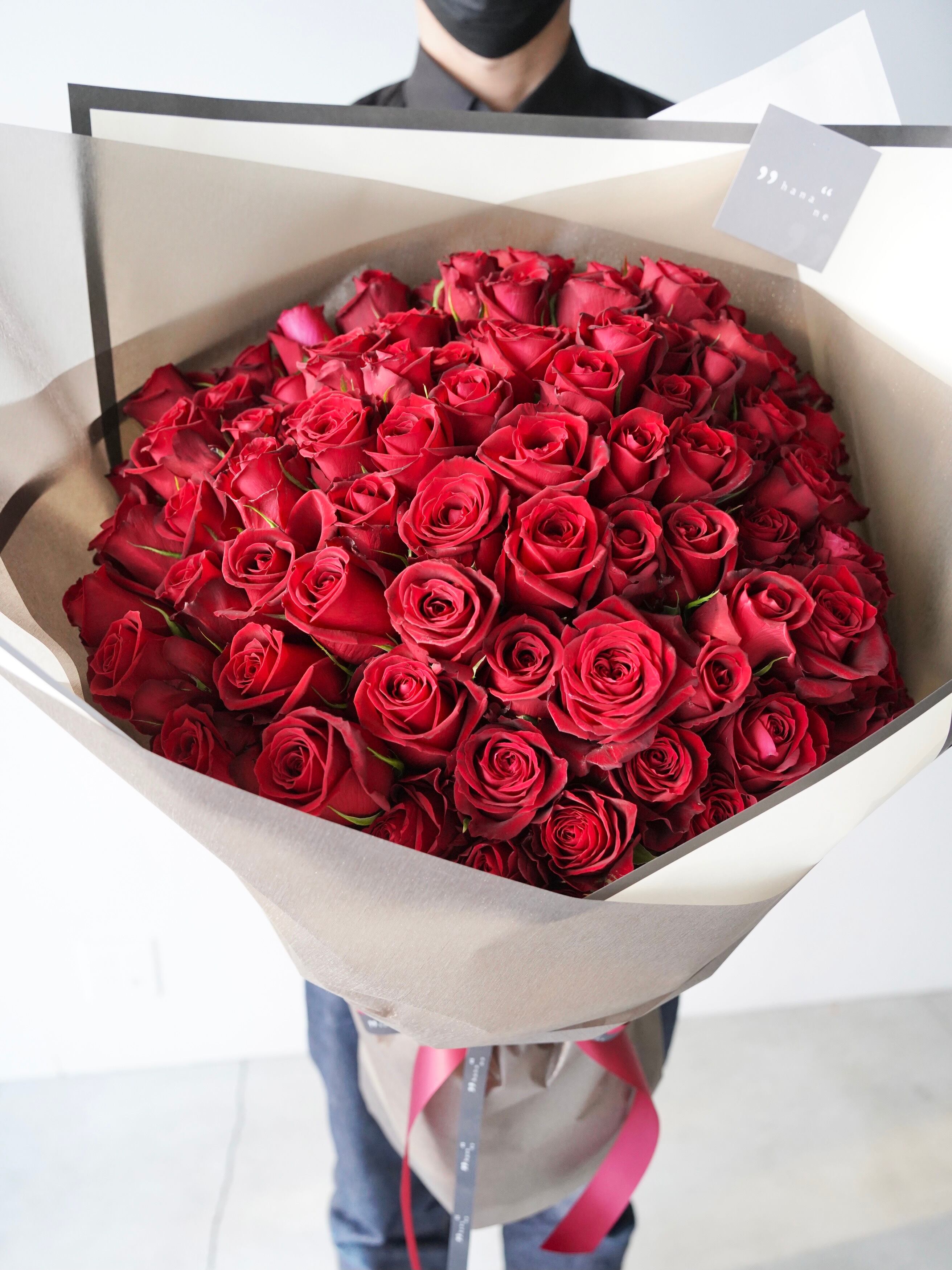 深紅のバラ１００本の花束 花言葉 100 の愛 Hanane Online