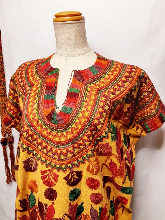 民族衣装・メキシコの刺繍ウイピル