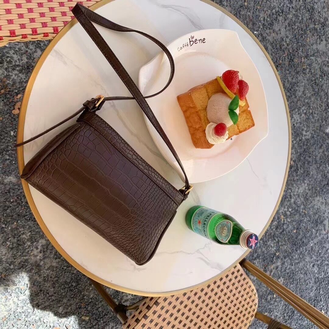 クロコ型押しショルダーバッグ