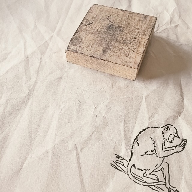 フランス 6c お手紙を読むお猿さんとメランコリーな木製スタンプ ヴィンテージ