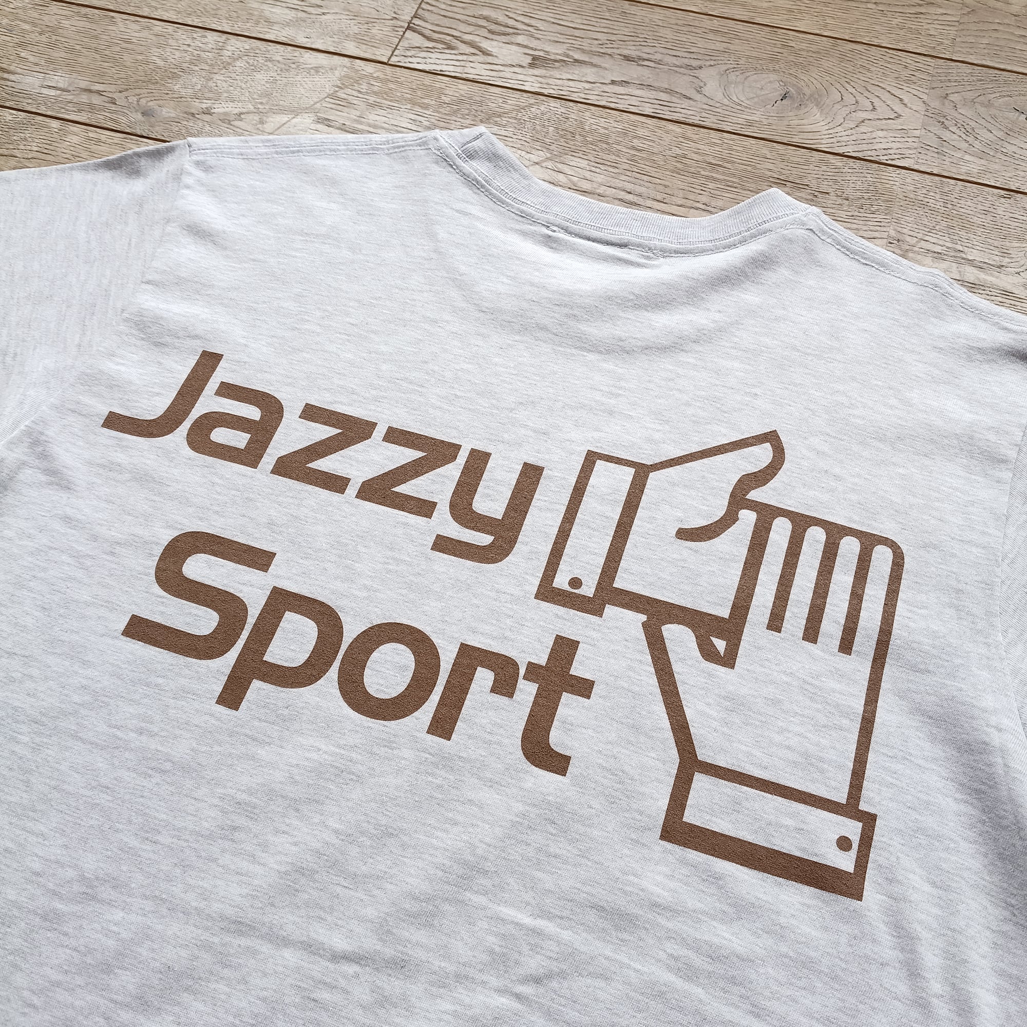 限定カラー〉J.S. ロゴ Tシャツ（ライト グレー） | Jazzy Sport